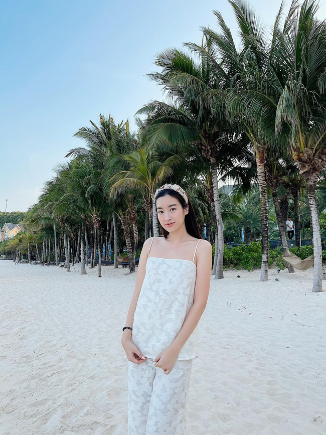 Không cần bikini, Đỗ Mỹ Linh vẫn đẹp hút hồn trên biển với áo crop-top xuyên thấu - Ảnh 6.