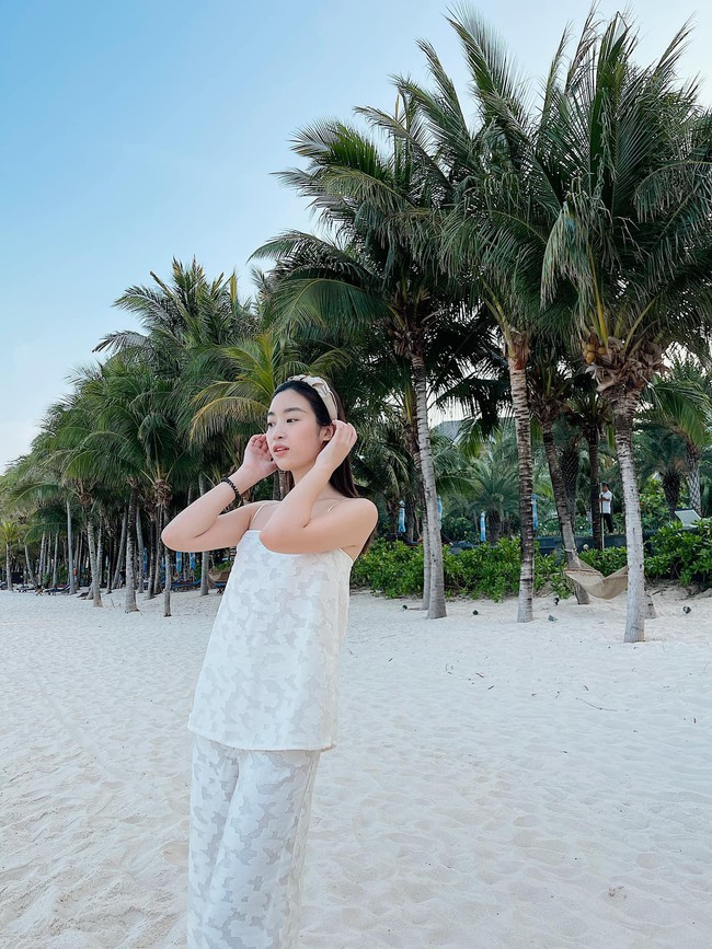 Không cần bikini, Đỗ Mỹ Linh vẫn đẹp hút hồn trên biển với áo crop-top xuyên thấu - Ảnh 5.