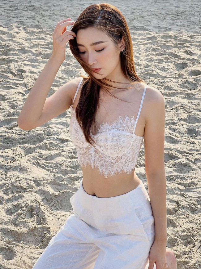 Không cần bikini, Đỗ Mỹ Linh vẫn đẹp hút hồn trên biển với áo crop-top xuyên thấu - Ảnh 3.