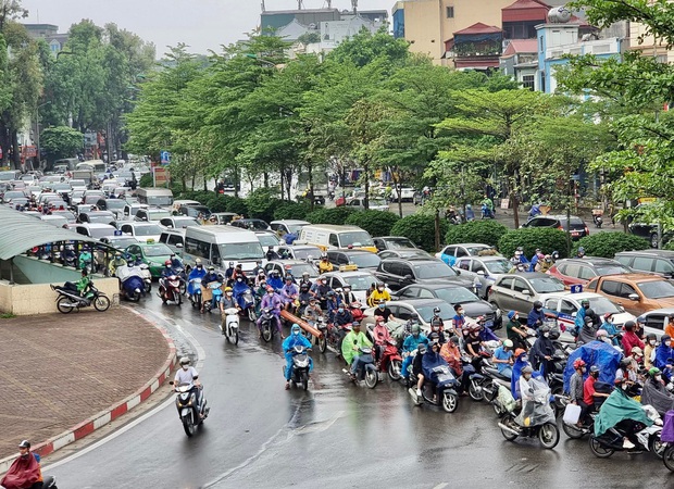 Người dân Hà Nội và Sài Gòn đổ xô về quê nghỉ lễ 30/4 - 1/5, mọi ngả đường ùn tắc kéo dài - Ảnh 20.