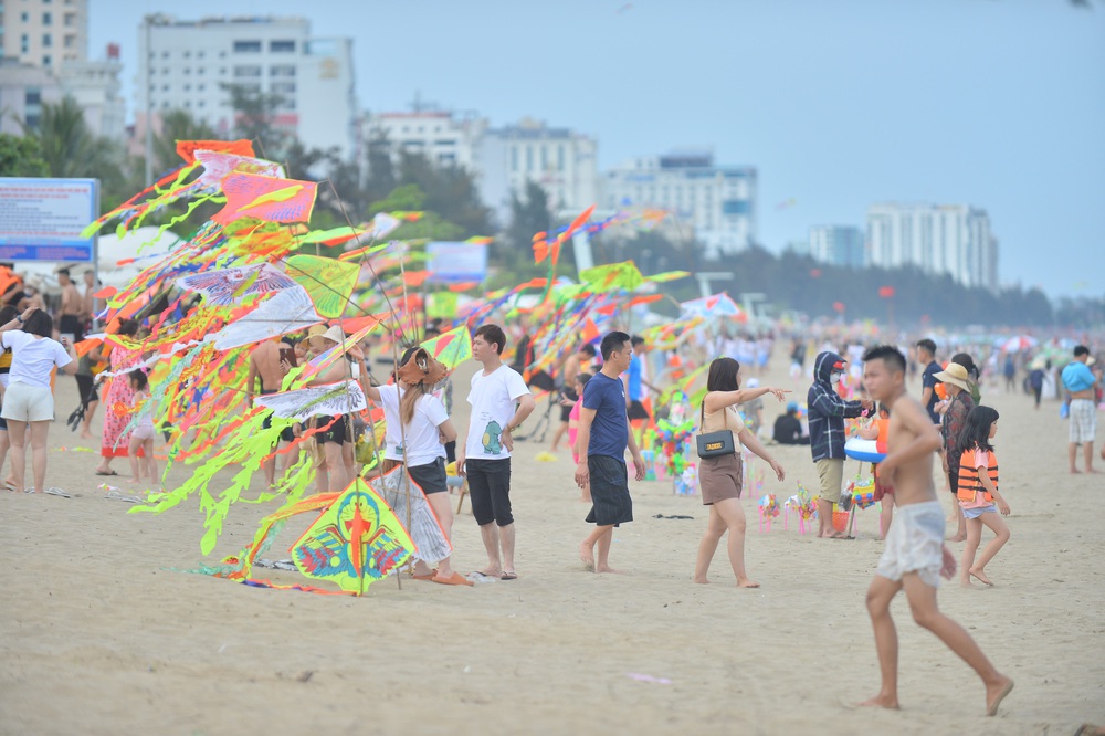 Ảnh: Bãi biển Sầm Sơn ken đặc người ngày đầu kỳ nghỉ lễ 30/4 - 1/5 - Ảnh 10.