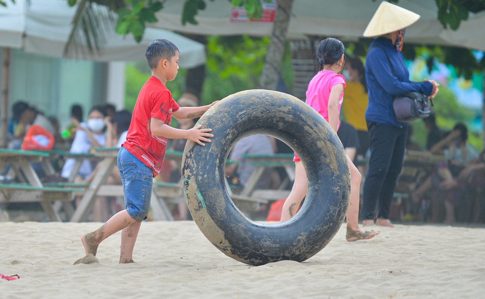 Ảnh: Bãi biển Sầm Sơn ken đặc người ngày đầu kỳ nghỉ lễ 30/4 - 1/5 - Ảnh 11.