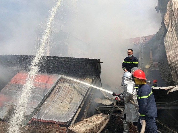 Hà Nội: Cháy lớn thiêu rụi 4 xưởng sản xuất chăn gối - Ảnh 6.
