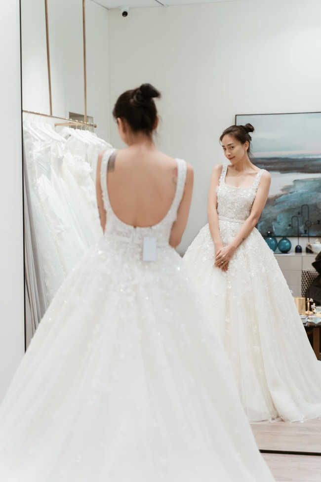 Cận cảnh 3 mẫu váy cưới Ngô Thanh Vân sẽ mặc trong hôn lễ trên bãi biển Đà Nẵng - Ảnh 7.