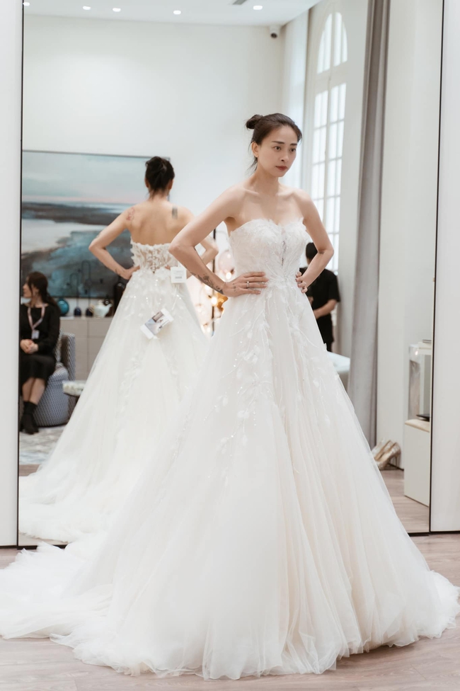 Cận cảnh 3 mẫu váy cưới Ngô Thanh Vân sẽ mặc trong hôn lễ trên bãi biển Đà Nẵng - Ảnh 4.