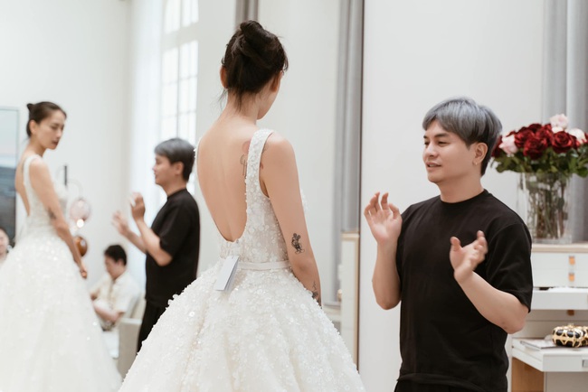 Cận cảnh 3 mẫu váy cưới Ngô Thanh Vân sẽ mặc trong hôn lễ trên bãi biển Đà Nẵng - Ảnh 3.