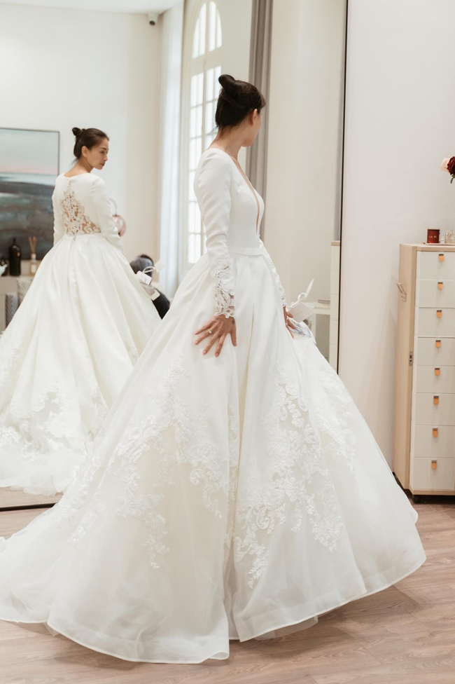 Cận cảnh 3 mẫu váy cưới Ngô Thanh Vân sẽ mặc trong hôn lễ trên bãi biển Đà Nẵng - Ảnh 5.