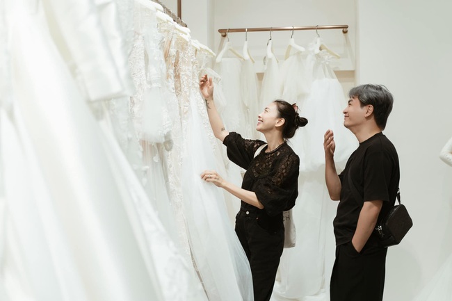 Cận cảnh 3 mẫu váy cưới Ngô Thanh Vân sẽ mặc trong hôn lễ trên bãi biển Đà Nẵng - Ảnh 2.