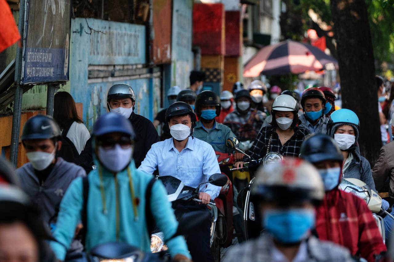 Sau nghỉ lễ, đường phố Hà Nội lại kẹt cứng, người dân len lỏi khắp đường ngang ngõ hẻm để kịp giờ làm  - Ảnh 9.