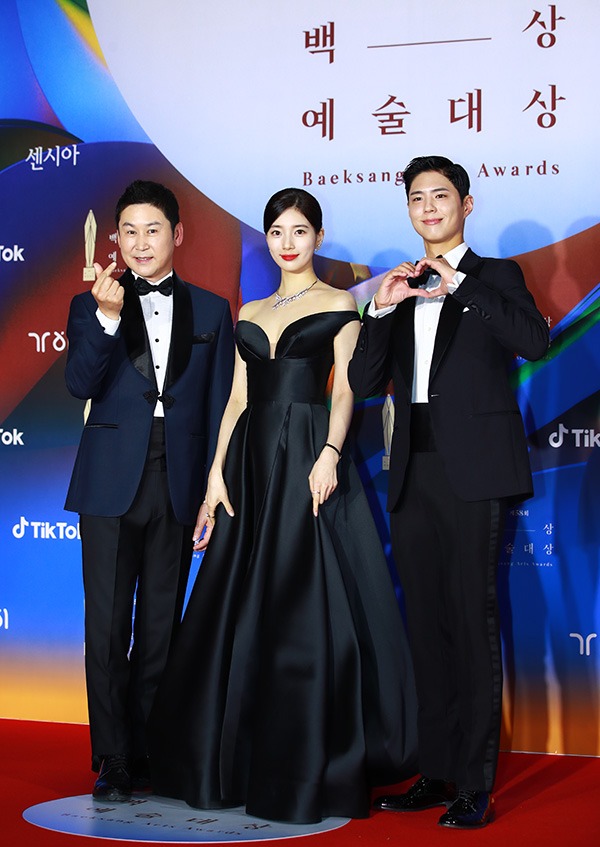 Dàn sao hạng A Kbiz đổ bộ thảm đỏ Beaksang 2022: Park Bo Gum lần đầu lộ diện hậu xuất ngũ, cuộc đọ sắc siêu mãn nhãn của Yoona - Suzy - Ảnh 11.