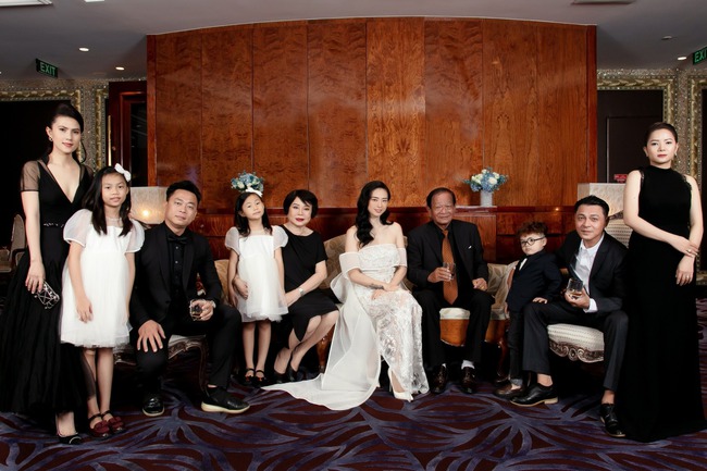Ngô Thanh Vân - Huy Trần tung bộ ảnh đậm chất hào môn bên đại gia đình trước ngày cưới - Ảnh 2.