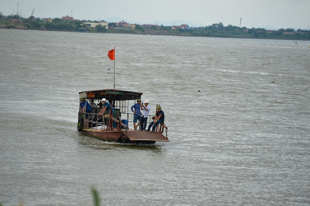 Nữ giáo viên và 2 con mất tích ở bờ sông: Người thân gào khóc nức nở theo dõi tìm kiếm - Ảnh 2.