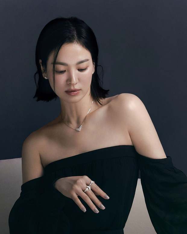 Song Hye Kyo hiếm khi mặc đồ hở nhưng hễ mặc là ai cũng phải bất ngờ với điểm tuyệt phẩm này - Ảnh 3.