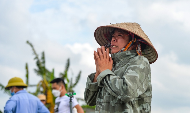 Nữ giáo viên và 2 con mất tích ở bờ sông: Người thân gào khóc nức nở theo dõi tìm kiếm - Ảnh 12.