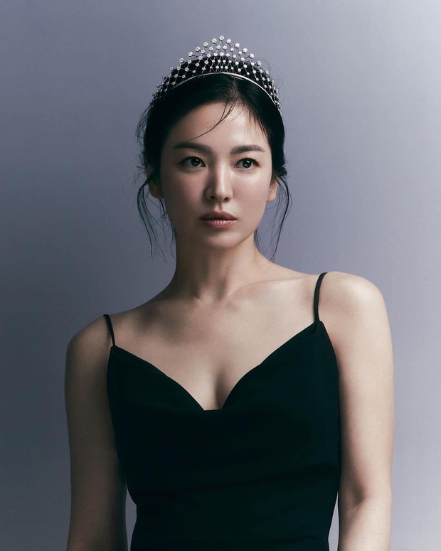 Song Hye Kyo hiếm khi mặc đồ hở nhưng hễ mặc là ai cũng phải bất ngờ với điểm tuyệt phẩm này - Ảnh 4.