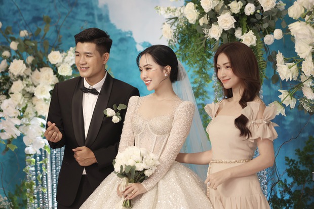 Toàn cảnh đám cưới Hà Đức Chinh - Mai Hà Trang: Không gian tiệc gần 1 tỷ đồng, khách mời toàn ngôi sao, visual cô dâu chú rể hoàn hảo - Ảnh 6.