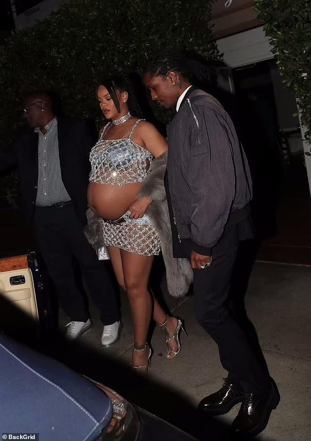Bà bầu tỷ phú Rihanna mặc váy lưới khoe bụng bầu cuối thai kỳ - Ảnh 1.