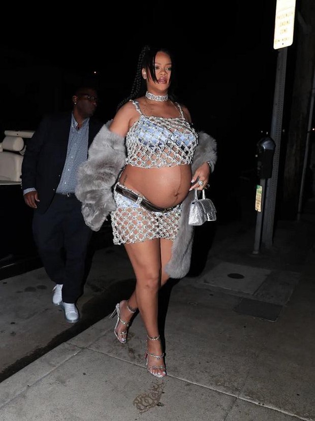 Bà bầu tỷ phú Rihanna mặc váy lưới khoe bụng bầu cuối thai kỳ - Ảnh 2.