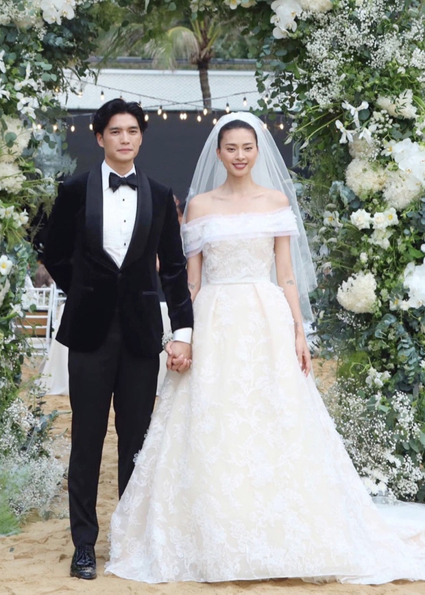 Thiên tài thời trang đứng sau những chiếc váy cưới giá nửa tỷ VNĐ của Ngô Thanh Vân và Son Ye Jin: Tự học may vá từ 9 tuổi, xây biệt phủ 20 triệu USD xịn như resort - Ảnh 2.