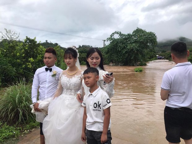 Đón dâu đúng ngày mưa lụt, chú rể Bắc Giang cõng cô dâu lội nước như phim ngôn tình - Ảnh 4.