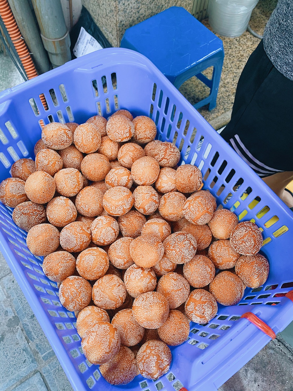 Rẽ vào 2 con phố trung tâm có toàn hàng ăn vặt nổi tiếng ở Hà Nội: Đi một vòng thôi là no cả ngày - Ảnh 13.