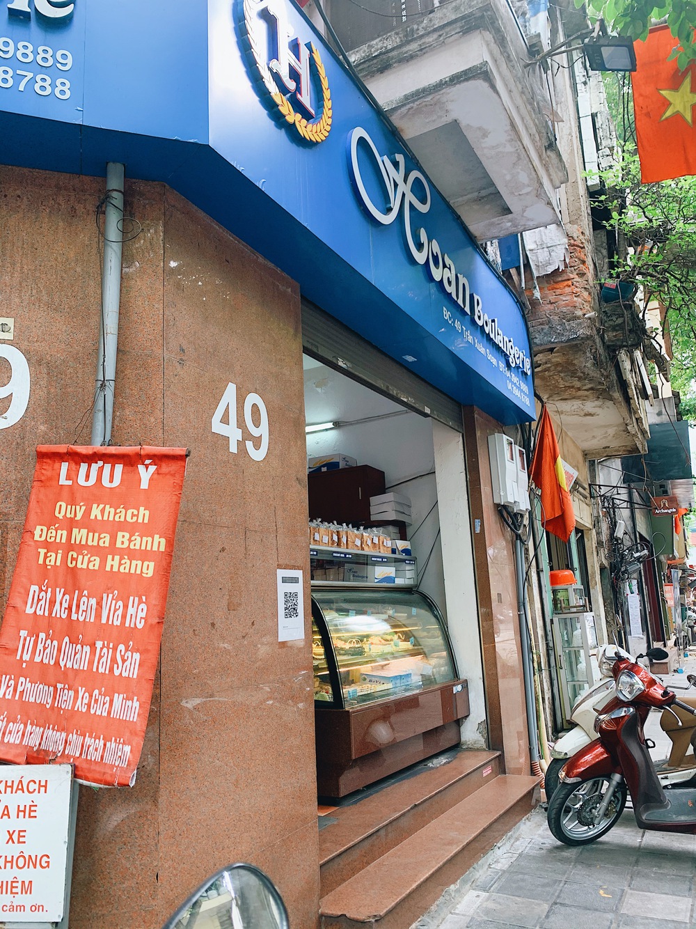Rẽ vào 2 con phố trung tâm có toàn hàng ăn vặt nổi tiếng ở Hà Nội: Đi một vòng thôi là no cả ngày - Ảnh 15.