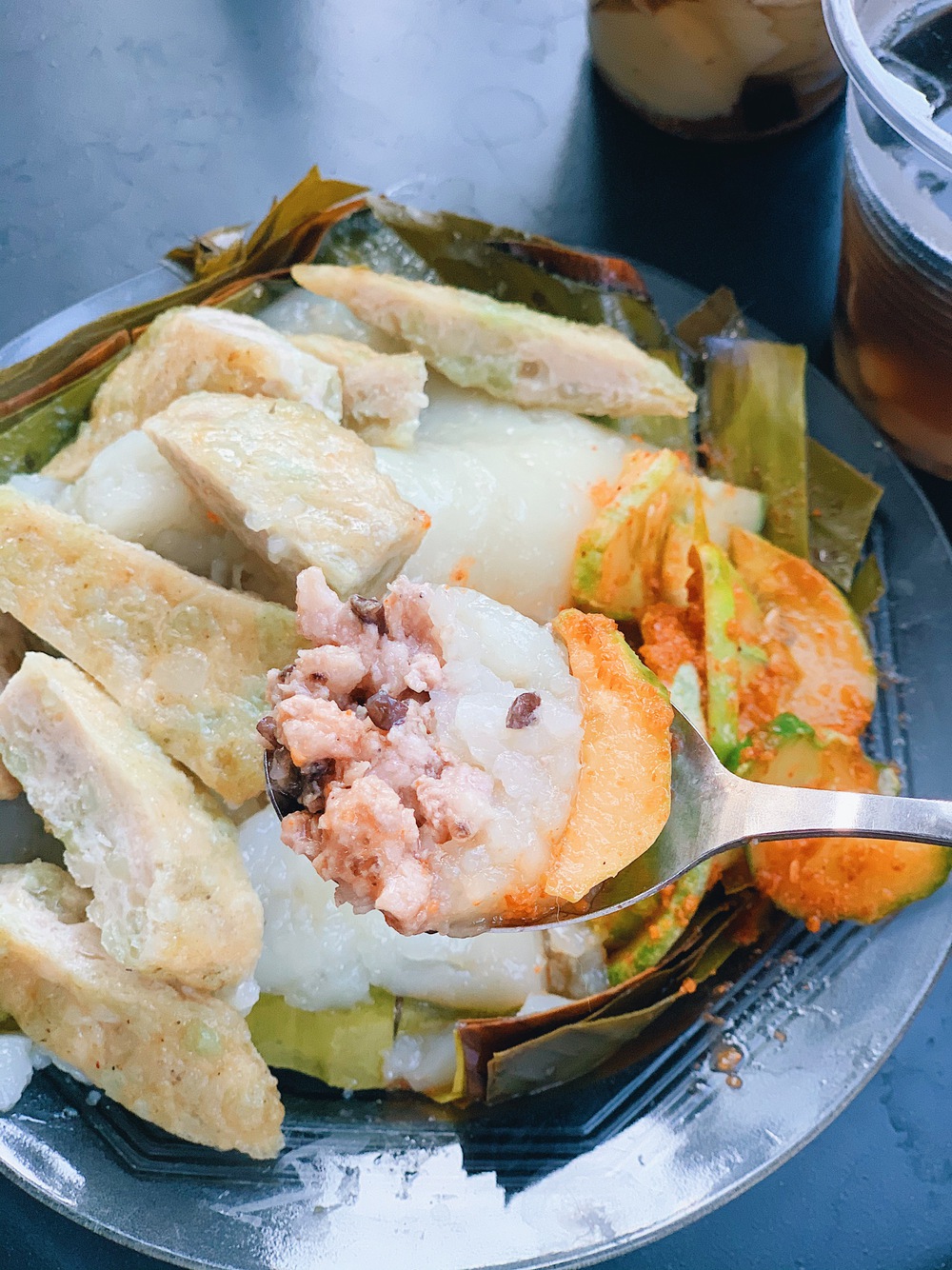 Rẽ vào 2 con phố trung tâm có toàn hàng ăn vặt nổi tiếng ở Hà Nội: Đi một vòng thôi là no cả ngày - Ảnh 22.