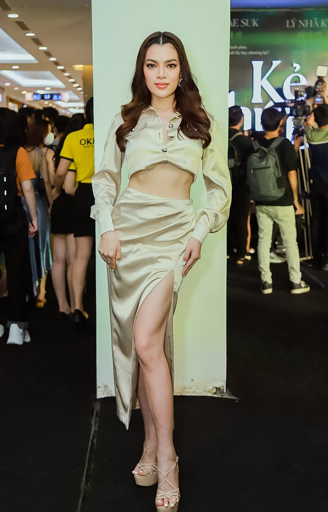 Đến chúc mừng Lý Nhã Kỳ, Hoa hậu Khánh Vân chiếm spotlight với màn 