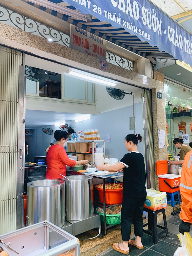 Rẽ vào 2 con phố trung tâm có toàn hàng ăn vặt nổi tiếng ở Hà Nội: Đi một vòng thôi là no cả ngày - Ảnh 2.