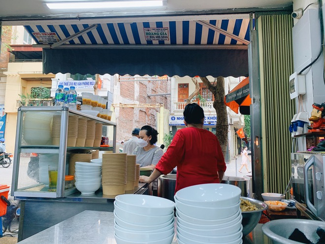 Rẽ vào 2 con phố trung tâm có toàn hàng ăn vặt nổi tiếng ở Hà Nội: Đi một vòng thôi là no cả ngày - Ảnh 3.