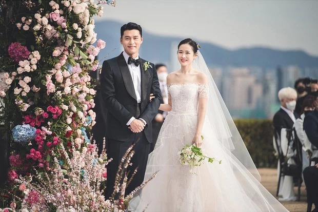 Ảnh Son Ye Jin và Hyun Bin du lịch đảo Jeju cuối cùng đã được hé lộ, chồng chụp vội sắc vóc xuất chúng của bà xã nữ thần - Ảnh 7.