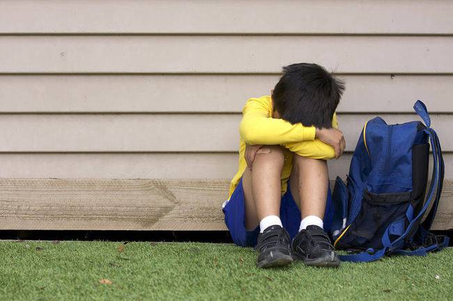 Trẻ thiếu thốn tình cảm thường có 3 BIỂU HIỆN này, cha mẹ đặc biệt lưu ý: Xử lý càng sớm càng tốt, chớ chủ quan - Ảnh 2.