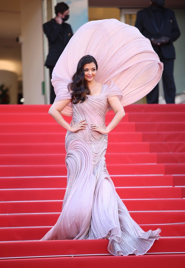 Thảm đỏ LHP Cannes: Anne Hathaway đẹp diễm lệ, dàn thiên thần Victorias Secret và Hoa hậu đẹp nhất mọi thời đại đọ đầm lạ mắt - Ảnh 11.