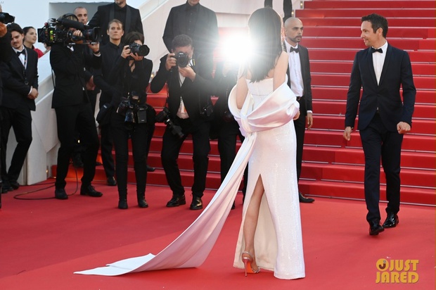 Thảm đỏ LHP Cannes: Anne Hathaway đẹp diễm lệ, dàn thiên thần Victorias Secret và Hoa hậu đẹp nhất mọi thời đại đọ đầm lạ mắt - Ảnh 4.