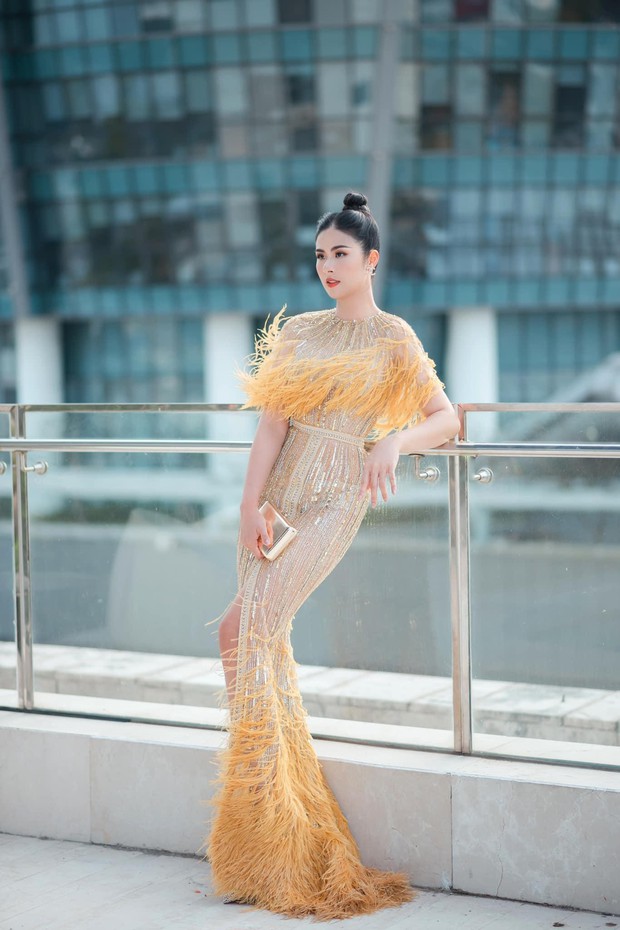 Diện lại váy lông vũ của Hoa hậu Ngọc Hân và Á hậu Ngọc Thảo, Phương Oanh vẫn đẹp gây mê - Ảnh 11.