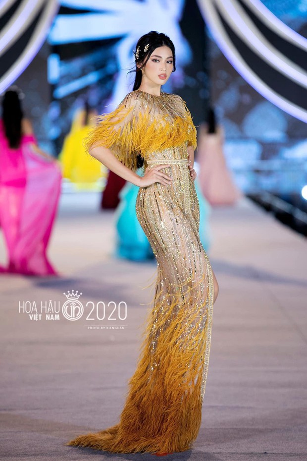 Diện lại váy lông vũ của Hoa hậu Ngọc Hân và Á hậu Ngọc Thảo, Phương Oanh vẫn đẹp gây mê - Ảnh 15.