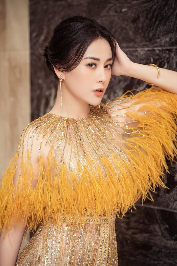 Diện lại váy lông vũ của Hoa hậu Ngọc Hân và Á hậu Ngọc Thảo, Phương Oanh vẫn đẹp gây mê - Ảnh 4.
