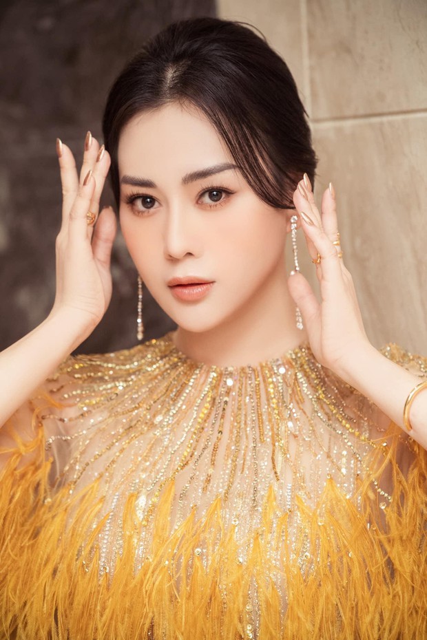 Diện lại váy lông vũ của Hoa hậu Ngọc Hân và Á hậu Ngọc Thảo, Phương Oanh vẫn đẹp gây mê - Ảnh 6.