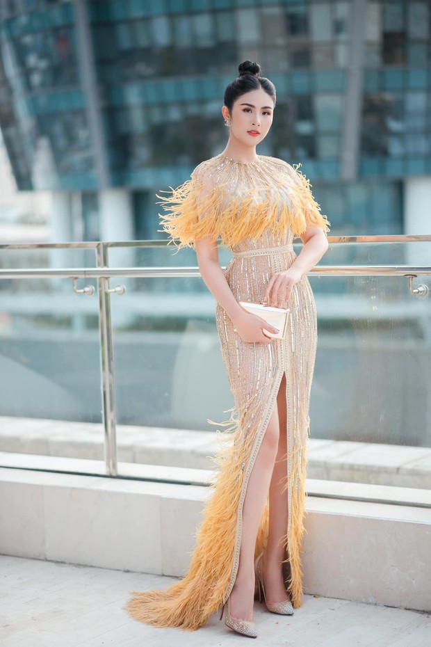 Diện lại váy lông vũ của Hoa hậu Ngọc Hân và Á hậu Ngọc Thảo, Phương Oanh vẫn đẹp gây mê - Ảnh 8.
