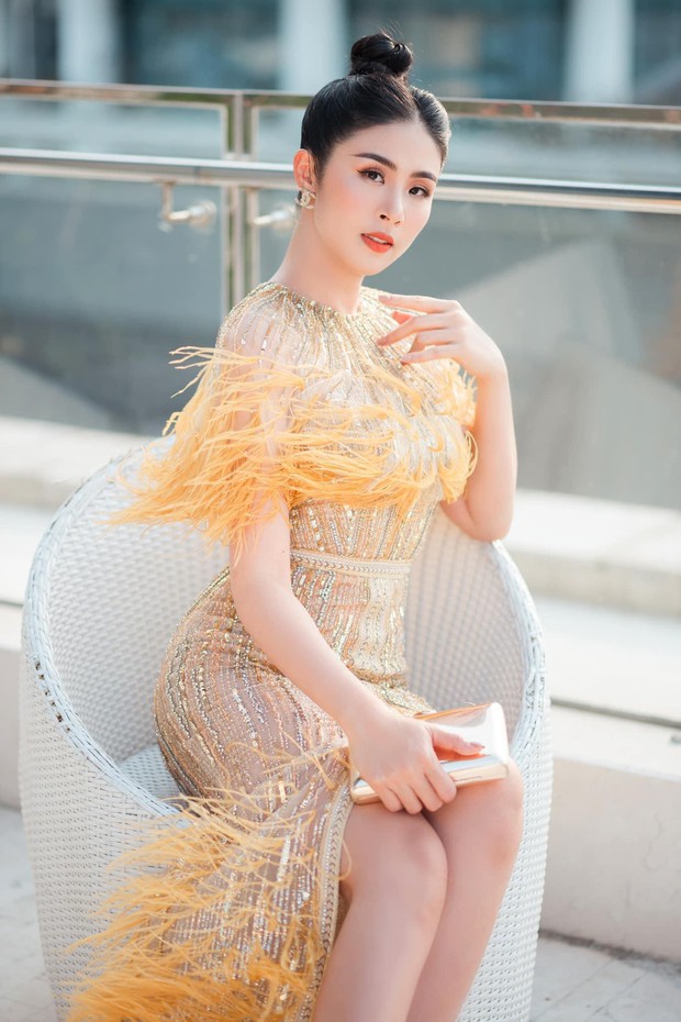 Diện lại váy lông vũ của Hoa hậu Ngọc Hân và Á hậu Ngọc Thảo, Phương Oanh vẫn đẹp gây mê - Ảnh 9.