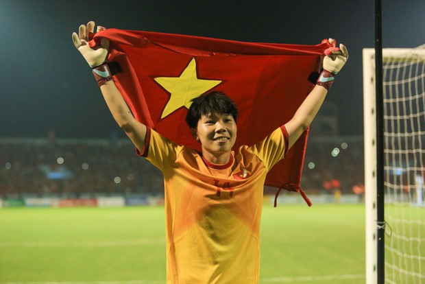 Khoảnh khắc tuyệt đẹp: Tuyển nữ Việt Nam cầm cờ Tổ quốc chạy quanh sân Cẩm Phả ăn mừng HCV SEA Games 31 - Ảnh 12.