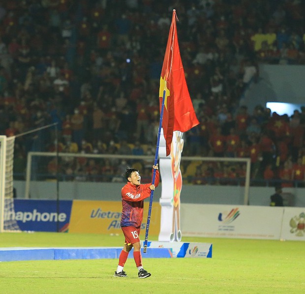 Khoảnh khắc tuyệt đẹp: Tuyển nữ Việt Nam cầm cờ Tổ quốc chạy quanh sân Cẩm Phả ăn mừng HCV SEA Games 31 - Ảnh 13.