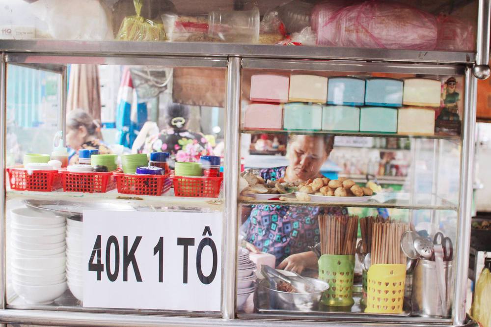 Điều đặc biệt khiến quán vỉa hè Sài Gòn nổi tiếng thế giới, 1 thập kỉ vẫn giữ giá bình dân - Ảnh 5.