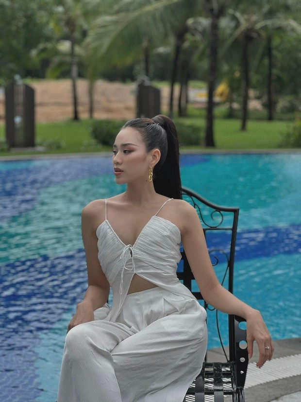 Không chỉ đôi chân dài 1m1, Hoa hậu Đỗ Thị Hà khoe lưng ong đẹp mê mẩn - Ảnh 1.