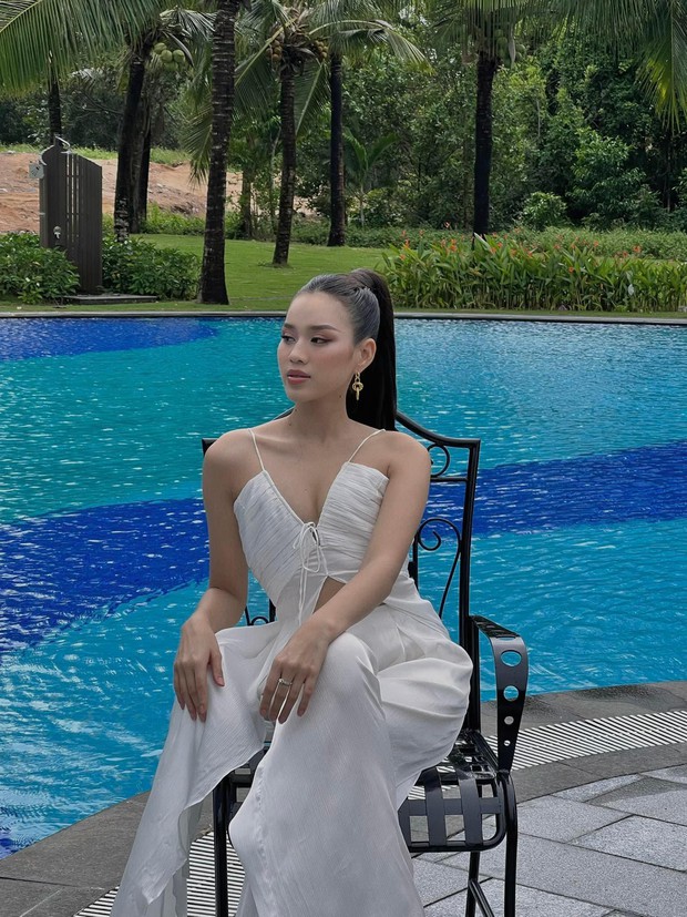 Không chỉ đôi chân dài 1m1, Hoa hậu Đỗ Thị Hà khoe lưng ong đẹp mê mẩn - Ảnh 3.