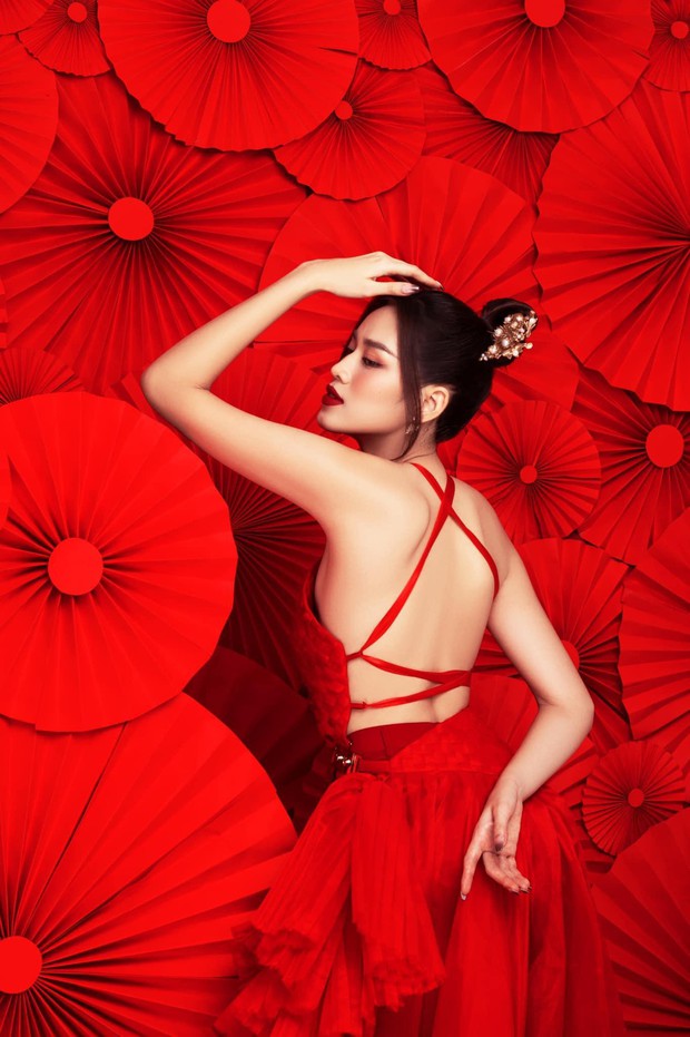 Không chỉ đôi chân dài 1m1, Hoa hậu Đỗ Thị Hà khoe lưng ong đẹp mê mẩn - Ảnh 10.
