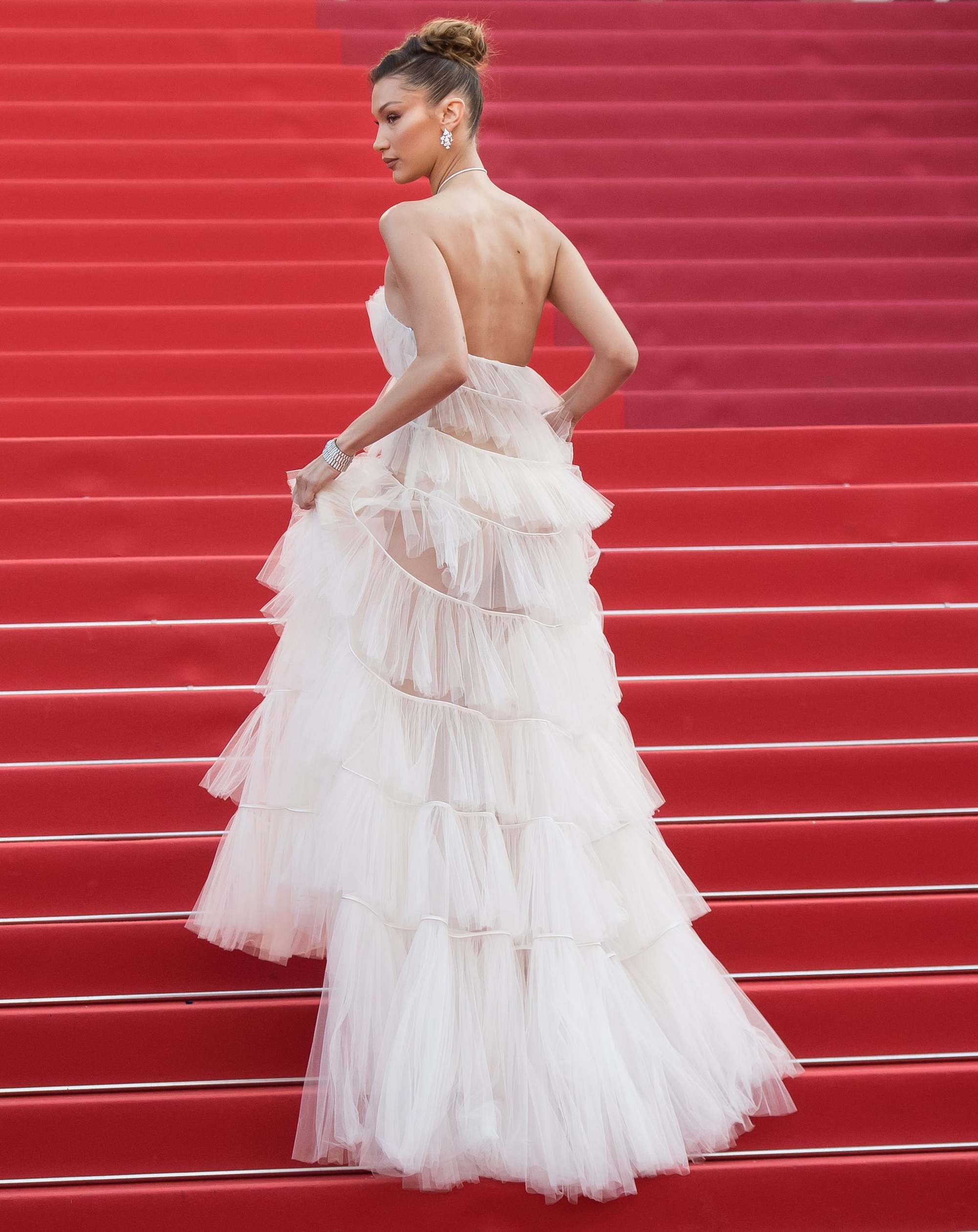 Bella Hadid tại LHP Cannes: Gây bão khi diện váy 35 năm tuổi, chăm mặc đồ gợi cảm nhưng cũng có 2 màn hớ hênh nhớ đời - Ảnh 6.