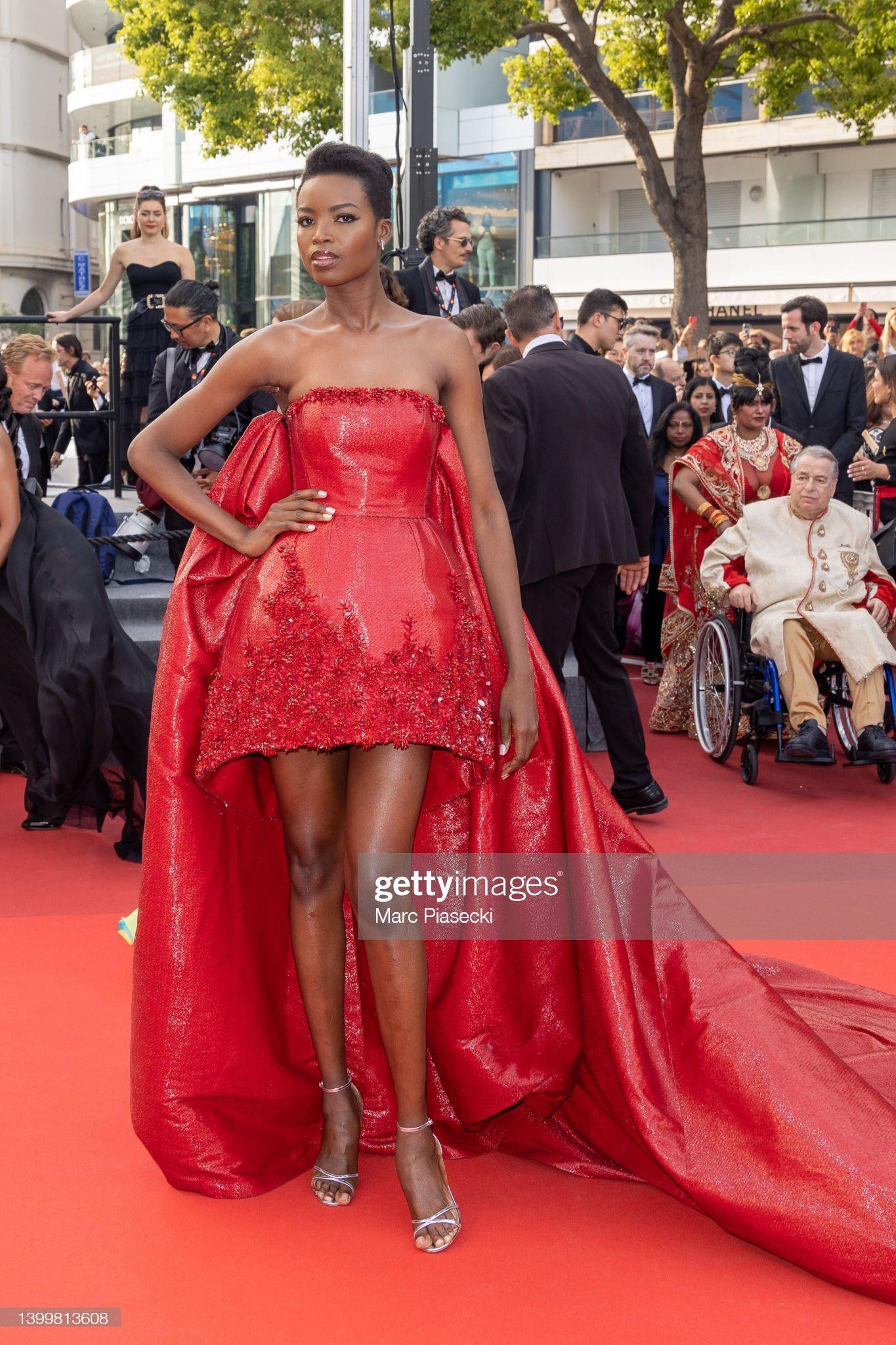 Bế mạc Cannes: Chủ tịch giải ‘Máy quay vàng’ tạo dáng lố, người đẹp Nga hở bạo nhất thảm đỏ - Ảnh 11.