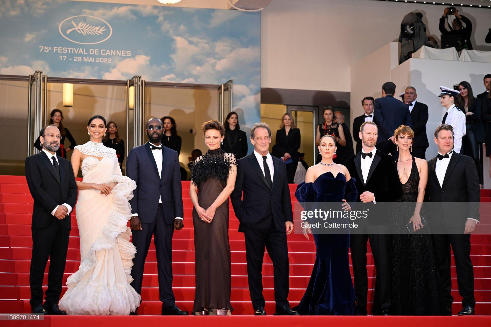Bế mạc Cannes: Chủ tịch giải ‘Máy quay vàng’ tạo dáng lố, người đẹp Nga hở bạo nhất thảm đỏ - Ảnh 5.