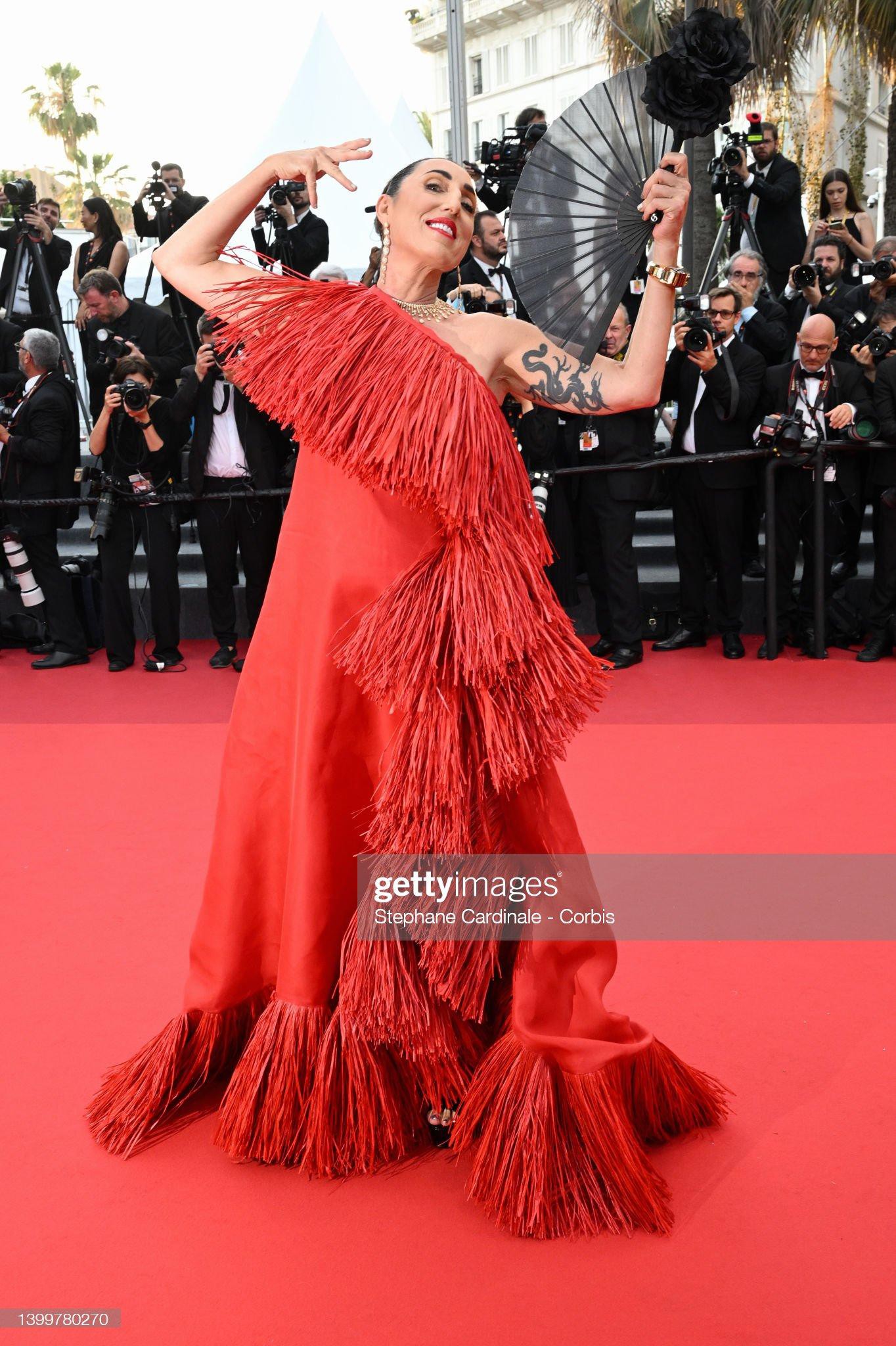 Bế mạc Cannes: Chủ tịch giải ‘Máy quay vàng’ tạo dáng lố, người đẹp Nga hở bạo nhất thảm đỏ - Ảnh 17.